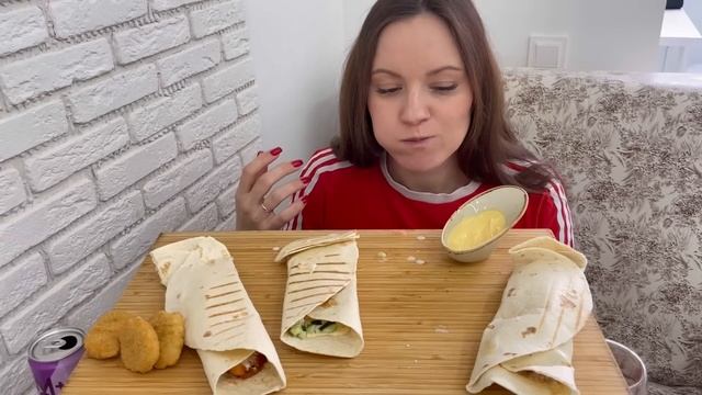 МУКБАНГ ШАУРМА ДОМАШНЯЯ MUKBANG HOMEMADE SHAWARMA наггетсы сырный соус картошка фри смотреть онлайн