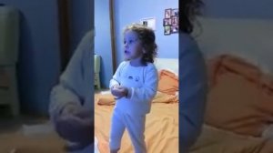 Ах удивительная жизнь моя. Девочка поет