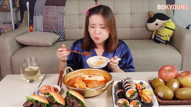 요리먹방 :) 10배 쫀득한 꼬치 어묵!! 앞으로 어묵은 이걸로 사 드세요!! 난 왜 여태껏 몰랐지ㅠ_ㅠ 소불고기김밥, 소불고기버거, 어묵순두부열라면, 후식은 키위와 사과 смотреть онлайн