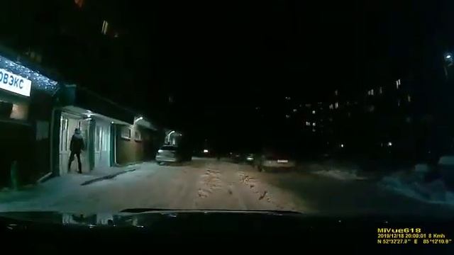 В Бийске из-за нечищенной дороги у магазина человек чуть не скатился под колеса автомобиля смотреть онлайн