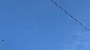 Небо в белую полоску. Каждый день летают самолеты , постоянно распыляющие что-то. Химтрейл?