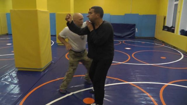 Внешний вход в атаку противника. Одновременная защита и атака двумя руками. В. Н. Крючков смотреть онлайн