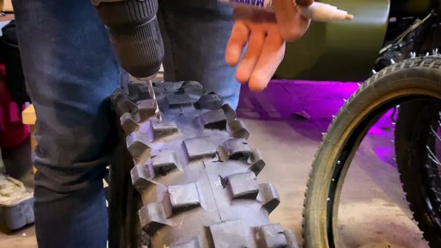 КАК ЛЕГКО ЗАШИПОВАТЬ МОТОРЕЗИНУ? Шиповка резины для мотоцикла на зиму зацеп зимняя резина для мото смотреть онлайн