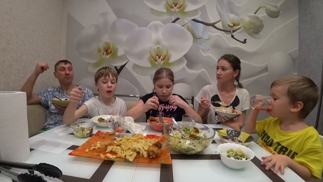 МУКБАНГ КУРИЦА С МАКАРОНАМИ | MUKBANG CHICKEN WITH MACARONI #StepFamily #mukbang #chicken #macaroni