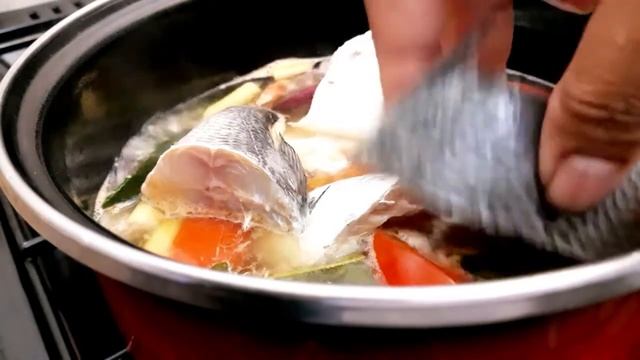 EP.101 How to cook Thai Spicy Tomyum Fish/Tomyum Pla./everyone can cook Thai Food смотреть онлайн
