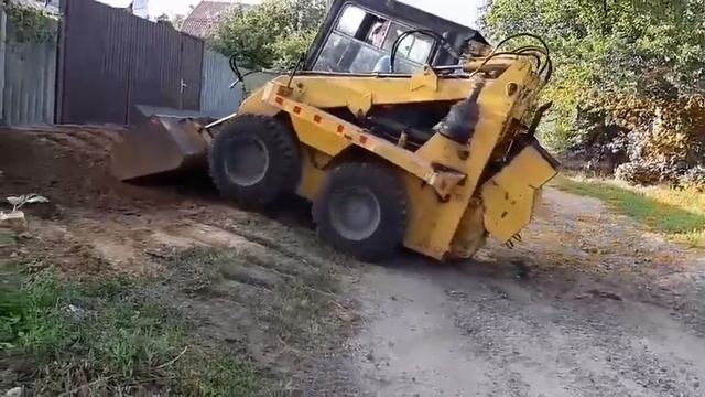 Старенький UNC 060 мини-погрузчик в работе. смотреть онлайн