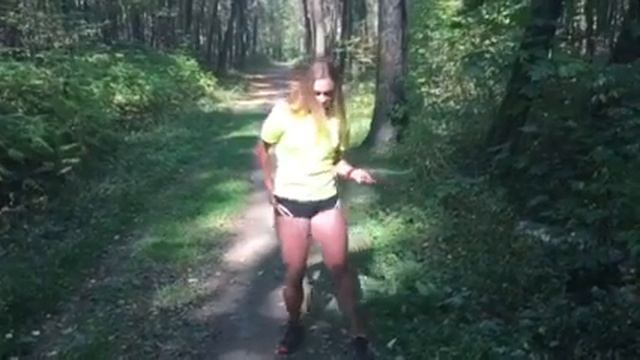 Сногсшибательный танец в красивом лесу смотреть онлайн