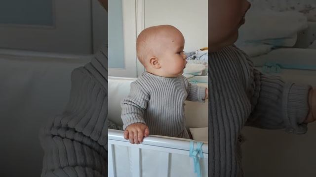 10.12.21 Роберт Джеймс играется в кроватке с мамой ? Baby Robert James is playing in his cradle. смотреть онлайн
