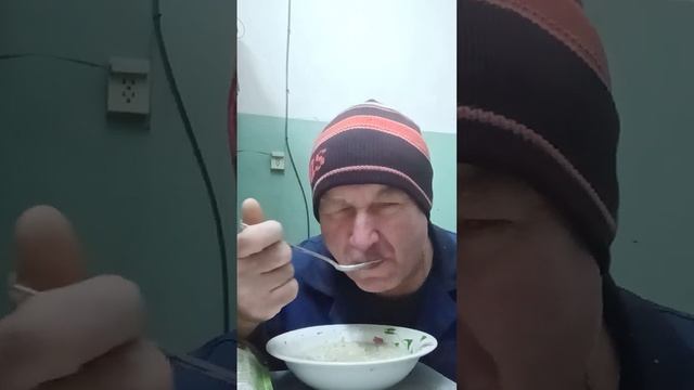 На ужин вермишель на домашнем бульоне с соусом пикантная заправка "Роллтон" смотреть онлайн