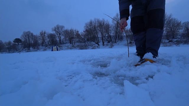 Зимняя рыбалка с ночёвкой на Оке на"вертолёты"Бонус на жерлицу... смотреть онлайн