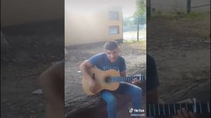 Слепой парень классно поет под гитару