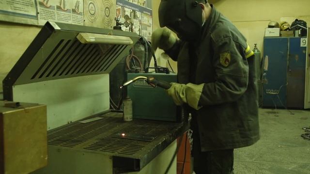 Роликовая насадка для полуавтоматической сварки при выполнении длительных горизонтальных швов смотреть онлайн