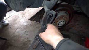 замена передних тормозных колодок RENAULT KANGOO 3