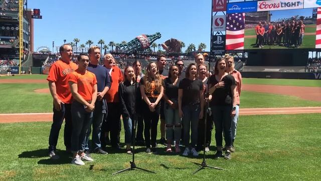 Cast of 'Cabaret' sings the National Anthem at Oracle Park смотреть онлайн