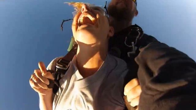 Wendy Takes the Plunge at Tennessee Skydiving! смотреть онлайн