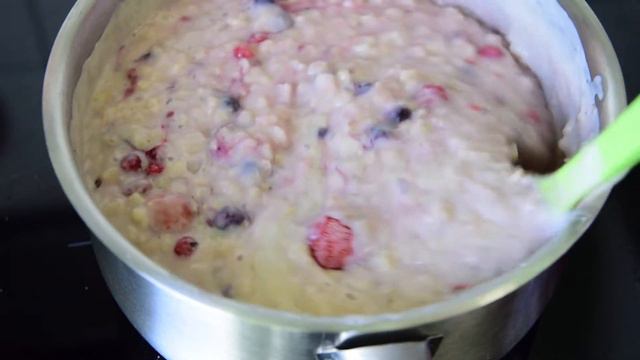 Berry Oat Porridge | Amallia Eka смотреть онлайн