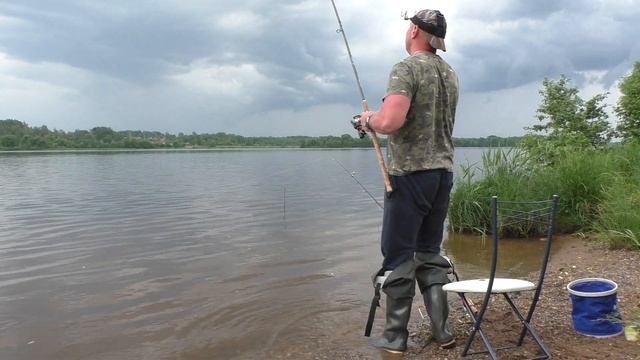 РЫБАЛКА НА ВОЛГЕ! ЛУЧШИЙ СИГНАЛИЗАТОР ПОКЛËВКИ! Рыбалка на фидер С Ночёвкой! смотреть онлайн