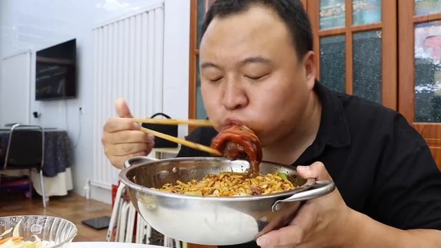 老丈人送兩顆羊頭，阿強做“胡辣羊頭”，皮爛肉香抱著啃到爽｜Mukbang【cram阿强】 смотреть онлайн