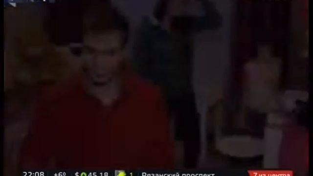 ПЛАСТИКОВЫЙ СТУЛ УПАЛ НА РЕБЕНКА НА АТТРАКЦИОНЕ «ДОМ ВВЕРХ ДНОМ» смотреть онлайн