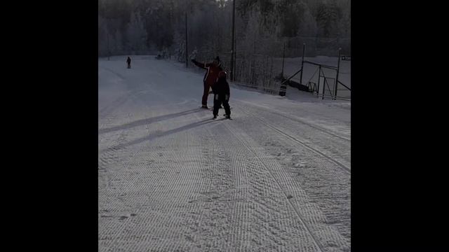 Ребёнок встаёт на горные лыжи смотреть онлайн