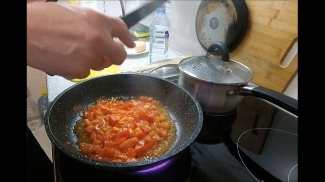 Готовлю яичницу с помидорами смотреть онлайн