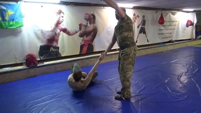 Прикладной рукопашный бой. Подножки и подсечки в защите от ударов руками. смотреть онлайн