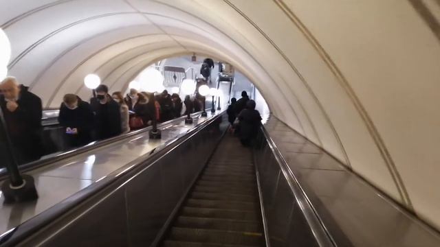 Спуск в метро ВДНХ, Москва (самый глубокий в городе)