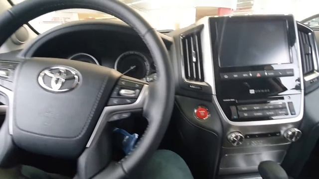 Автосалон Toyota. Сравнение RAV4 2015 VS  RAV4 2019. CAMRY. LC200 TRD. Highlander