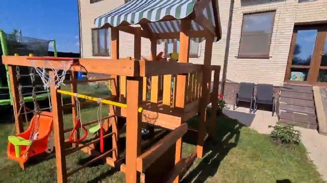 Батут I-JUMP 8ft Green и Савушка Baby Play 5 на площадке в загородном доме.