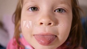 Бессовестная маленькая девочка показывает свой язык