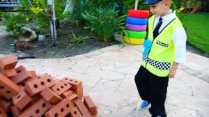 Влад играет в полицейского и теряет свою машину