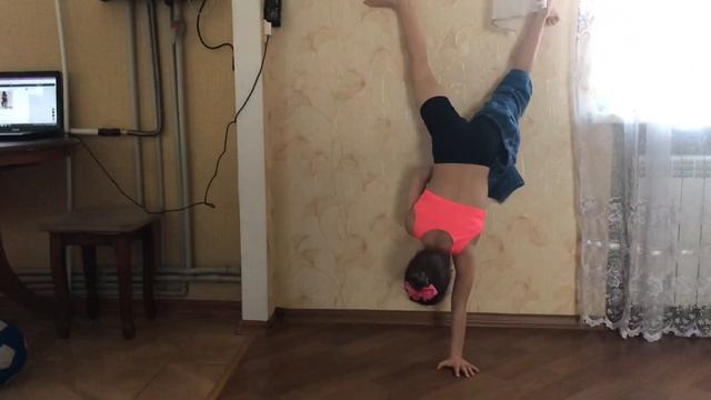 Челендж. Как одеть шорты в стойке на руках смотреть онлайн