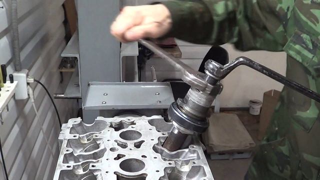 Выпрессовка направляющих втулок клапанов на примере ВАЗ 2112. смотреть онлайн