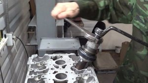 Выпрессовка направляющих втулок клапанов на примере ВАЗ 2112.