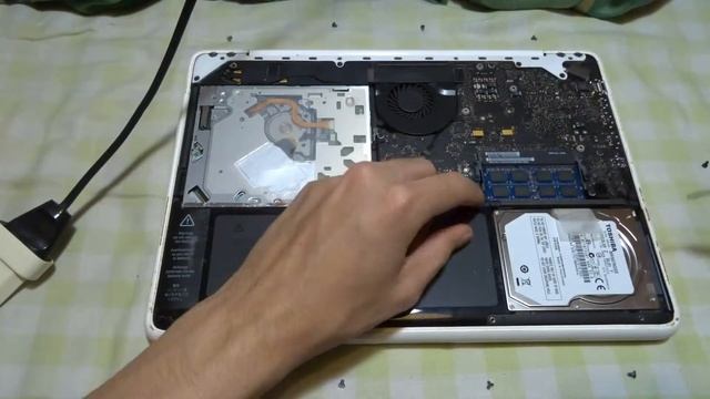 CHANGEMENT DE BATTERIE MACBOOK BLANC MI 2010