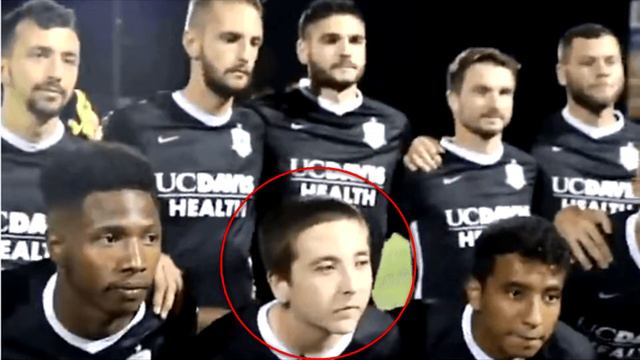 Футбольный клуб исполнил мечту больного раком ребёнка и взял его в свой состав смотреть онлайн