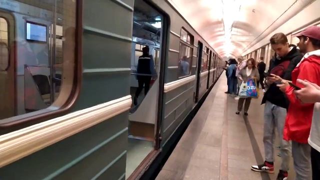 Поезд следует до станции Университет. Нет посадки на Поезд в сторону "Саларьево". смотреть онлайн