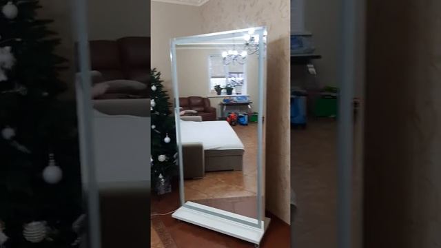 Светодиодное зеркало на подставке с колесиками. смотреть онлайн