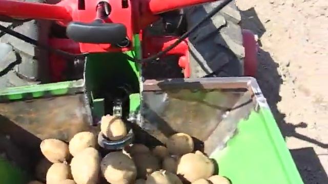 посадка картофеля картофелесажалкой.работа ложечек. смотреть онлайн