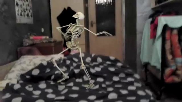 Скелет танцует на деване смотреть онлайн