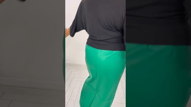 Примерка юбки с разрезом из экокожи в изумрудном цвете №4. Зима 2023 #shorts #skirtПримерка юбки с р смотреть онлайн