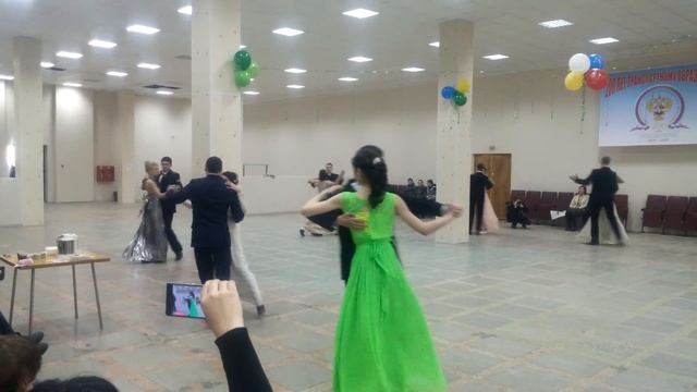 Танцы, красивые парни и девушки, танцуют замечательно, танец " Венский " . В городе Омск. смотреть онлайн
