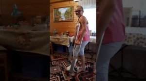 Прикол с ходьбой на костылях