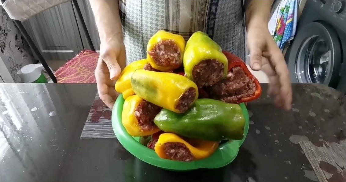 Фаршированные перцы с мясом в подливе. Stuffed Peppers With Meat In Gravy.