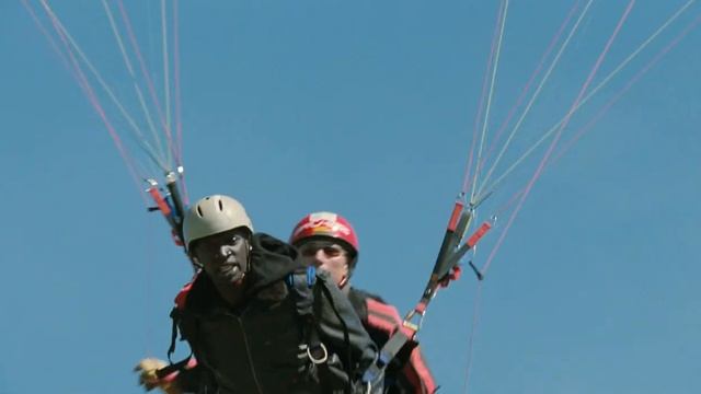 Неприкасаемые 1+1/Intouchables (2011) Полет на параплане. смотреть онлайн