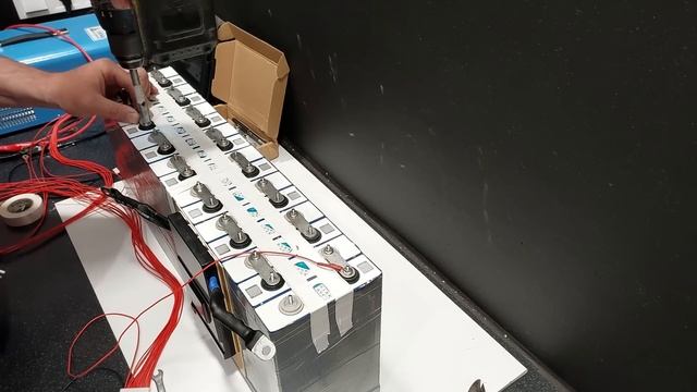 Сборка и тест Lifepo4 аккумулятора на ячейках EVE 105Ah смотреть онлайн