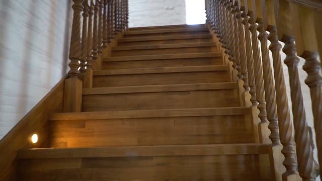 ЛЕСТНИЦА ИЗ ЯСЕНЯ НА МЕТАЛЛИЧЕСКОМ КАРКАСЕ. смотреть онлайн