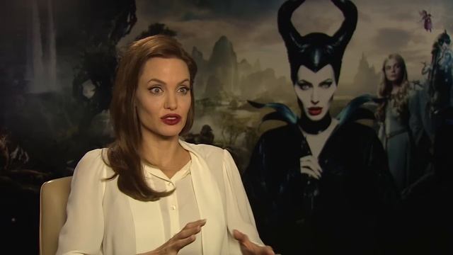 Angelina Jolie talks make-up and scaring kids! смотреть онлайн