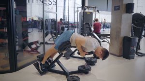 Гиперэкстензия с весом у груди