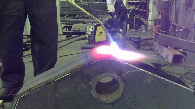 Нагрев металла и его последующее загибание по всему основанию смотреть онлайн